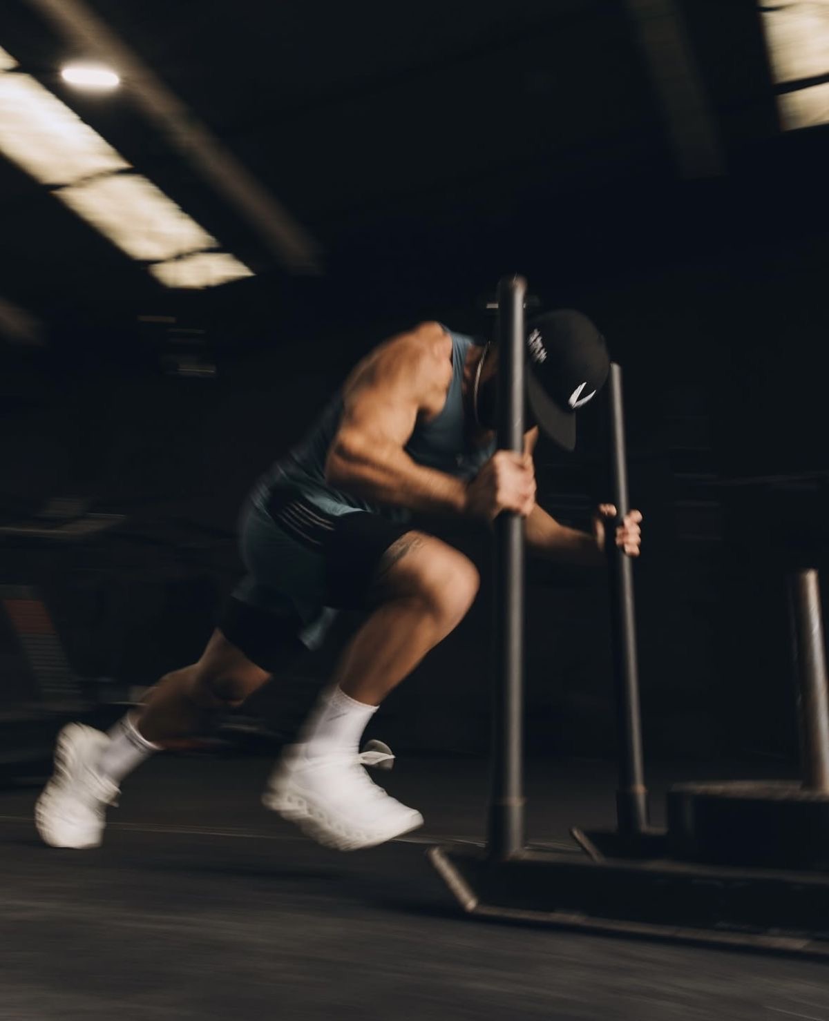 Referencia visual: atleta entrenando con trineo